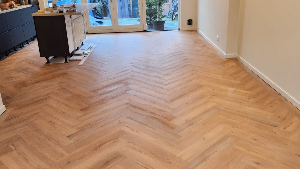 Visgraatvloer in hal en keuken