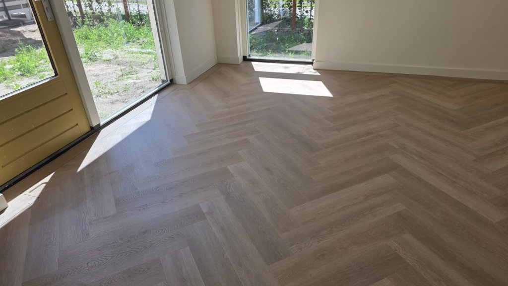 Visgraatvloer in de woonkamer