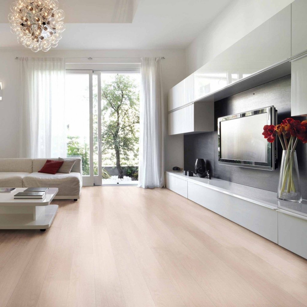 Lichte parketvloer in een moderne woonkamer