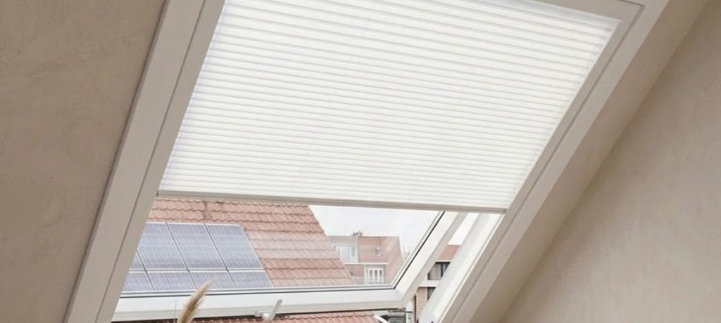 Plissé- en duette gordijnen in een interieur