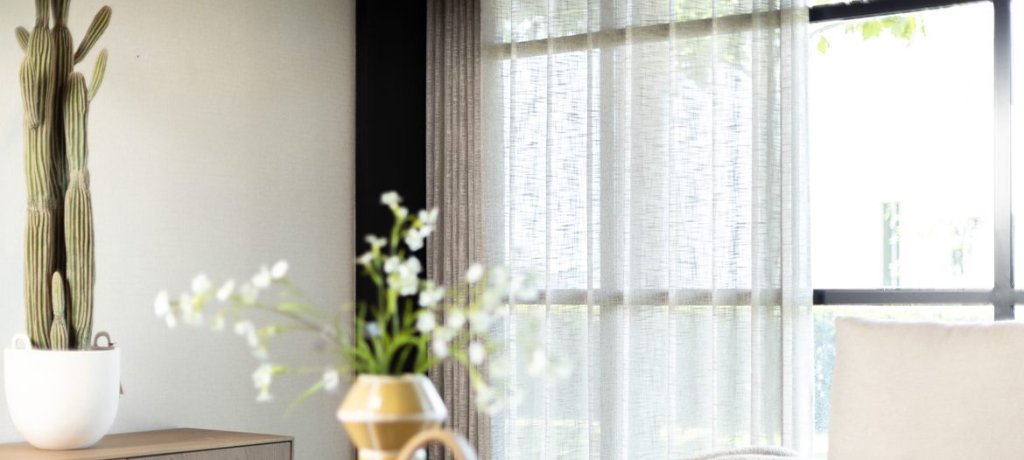 Raamdecoratie in een moderne woonruimte
