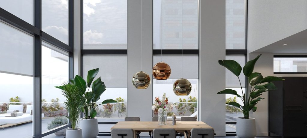 Rolgordijnen in een interieur